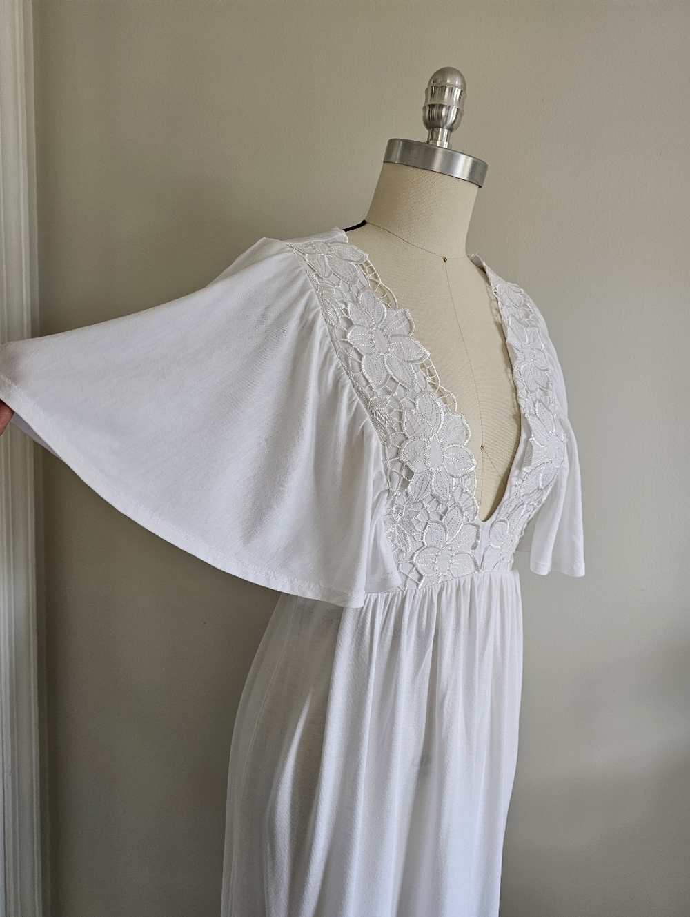 H&M white lace trimmed stretch jersey dress with flutter sleeves - Picture 4 of 16